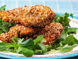 Пържени пилешки парти хапки от филе (гърди), мариновани в соев сос, лимонов сок и чесън, панирани в галета и сусам - снимка на рецептата Пържени пилешки парти хапки от филе (гърди), мариновани в соев сос, лимонов сок и чесън, панирани в галета и сусам - снимка на рецептата